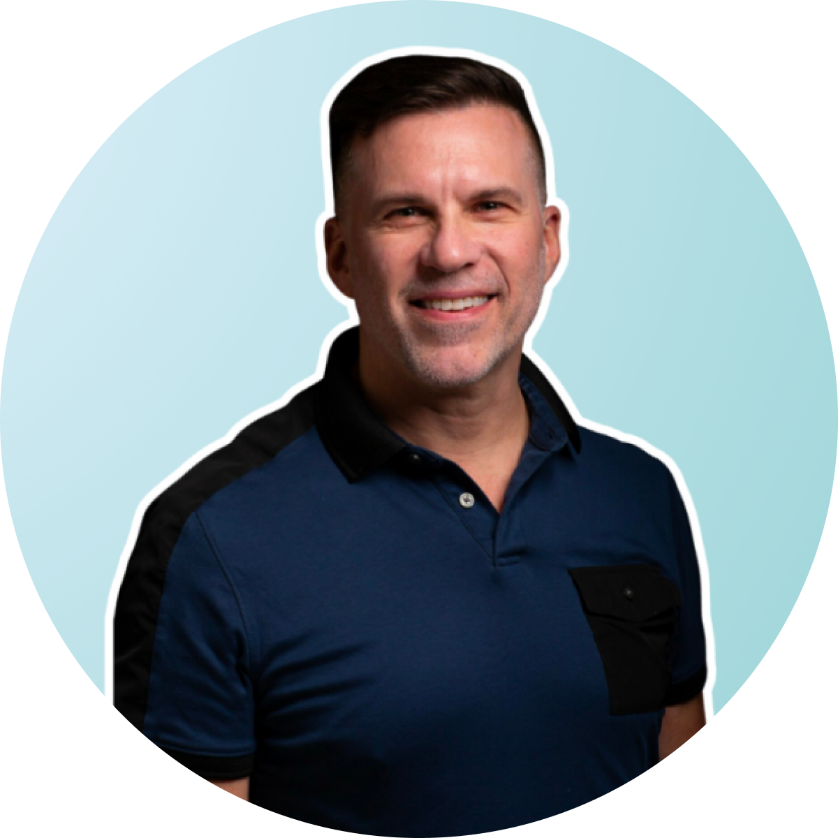 A man in a blue polo shirt is smiling against a light blue circular background, representing a social media scheduler | plannthat.com